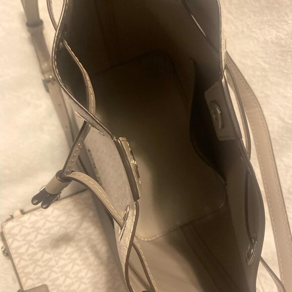 Michael Kors Bucket Bag with Wallet - Picture 2 of 4